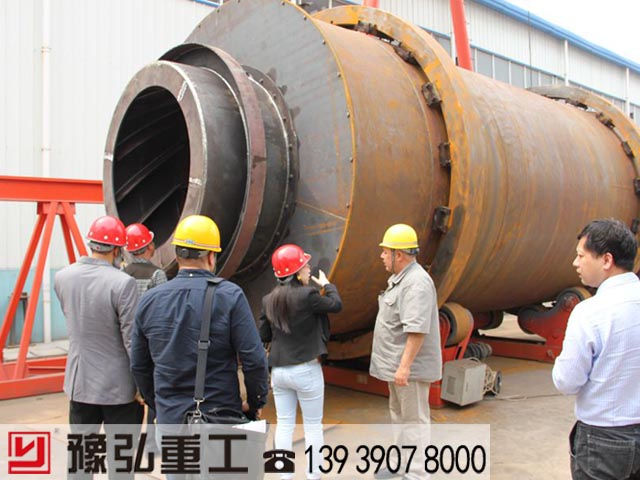 外國(guó)客戶來我廠考察三回程烘干機(jī)生產(chǎn)車間